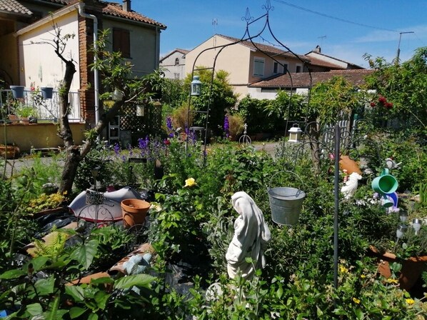 Outdoor dining - Air-conditioned vacation home in the countryside in a large family home (Gensac-sur-Garonne (31310))