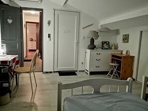 3 bedrooms, desk, iron/ironing board, travel cot - Air-conditioned vacation home in the countryside in a large family home (Gensac-sur-Garonne (31310))