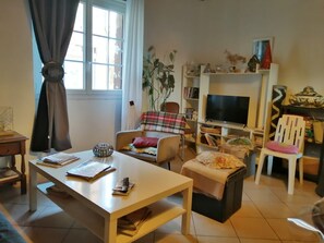 TV, DVD player, books, printers - Air-conditioned vacation home in the countryside in a large family home (Gensac-sur-Garonne (31310))