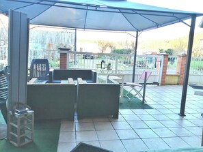 Outdoor dining - Air-conditioned vacation home in the countryside in a large family home (Gensac-sur-Garonne (31310))