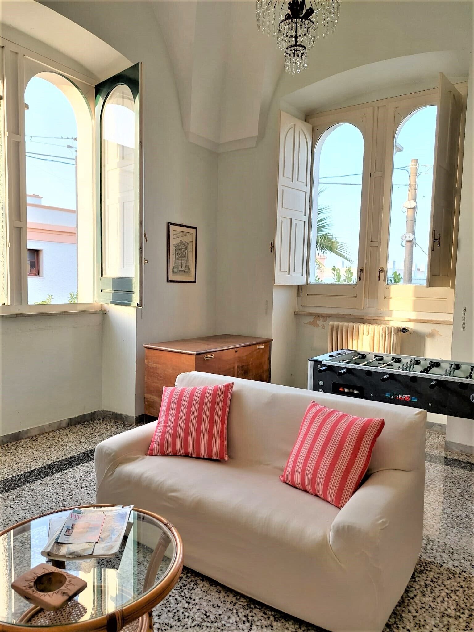 Smart-TV, Tischfußball, Bücher