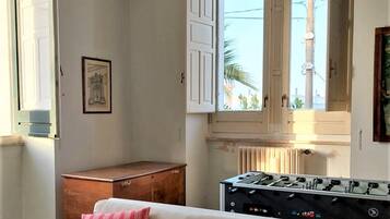 TV connectée, baby-foot, livres