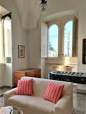 Smart TV, tavolo da calcetto, libri