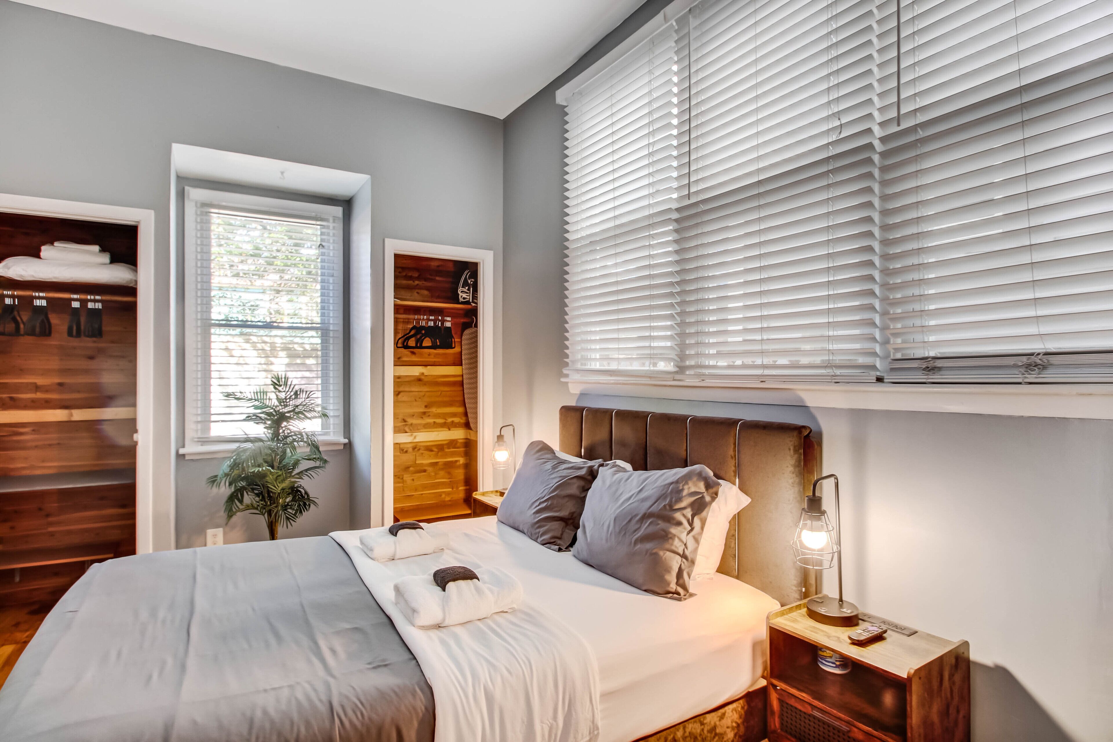 1 habitación, escritorio, tabla de planchar con plancha y cuna de viaje 