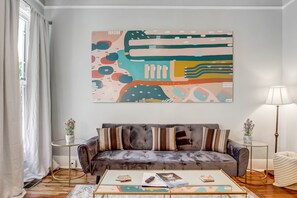 Smart TV, books - Newly Renovated ☆ Pet-friendly w/ Back Yard ☆ Victorian District ☆ Park Side (Savannah)