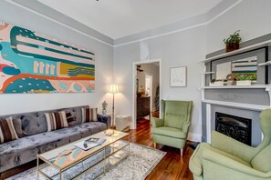 Smart TV, books - Newly Renovated ☆ Pet-friendly w/ Back Yard ☆ Victorian District ☆ Park Side (Savannah)