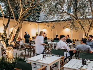 Outdoor dining - ★ Sunny Terrace in the Heart Of Bondi Beach ★ (Bondi Beach)