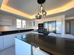 Kjøleskap, mikrobølgeovn, ovn og kokeplater