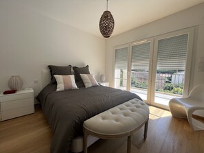 3 bedrooms, desk, iron/ironing board, travel cot