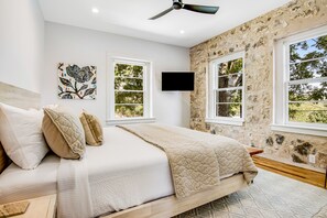 5 bedrooms, WiFi, bed sheets