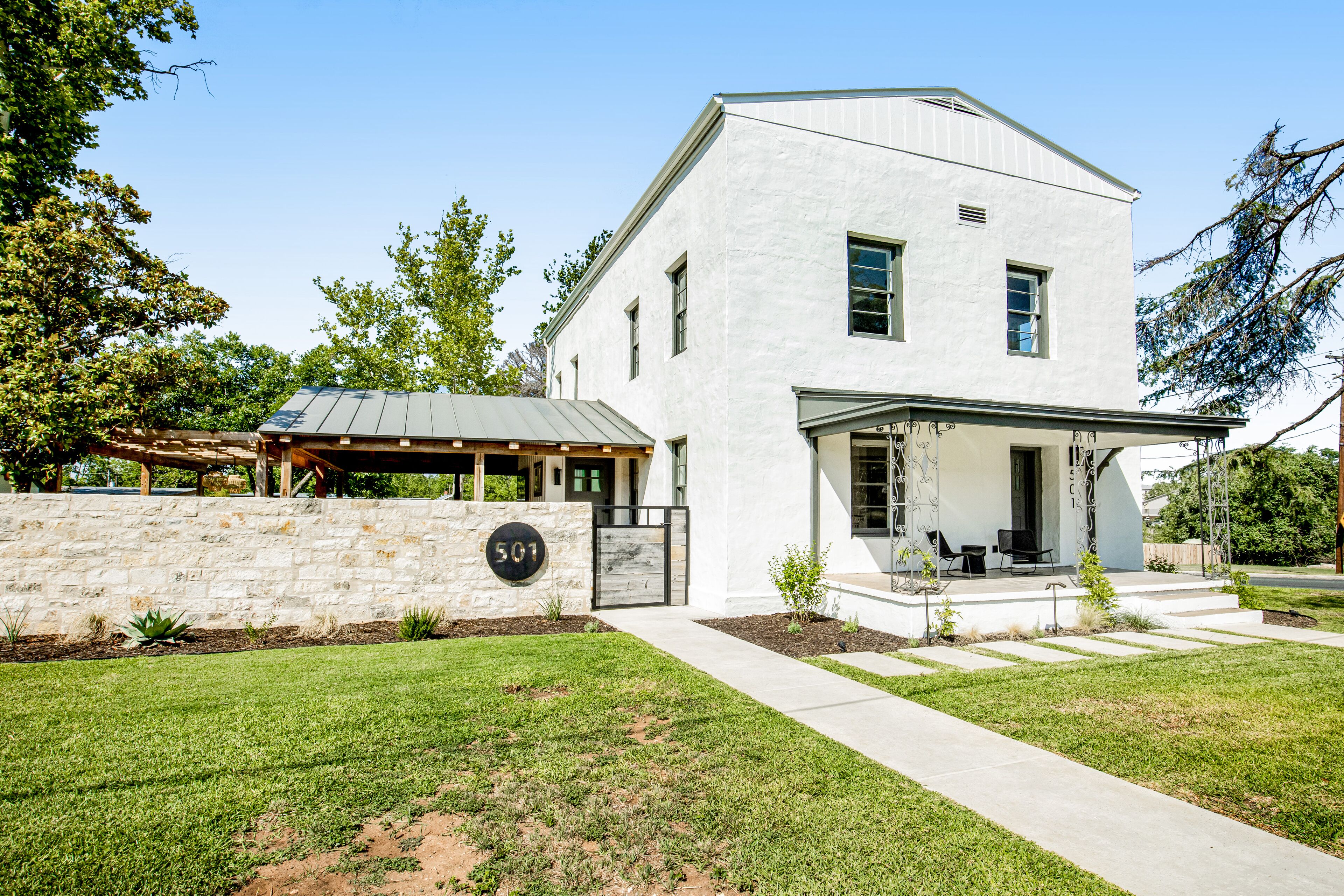 Historic home a block from Main St with hot tub, sauna, fast WiFi & firepit