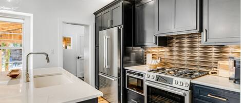 Réfrigérateur, four à micro-ondes, un four, surface de cuisson