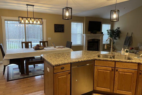 #Open concept#granite counters#balcony access#privacy#cathedral ceilings