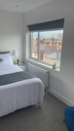 1 Schlafzimmer, Schreibtisch, Bügeleisen/Bügelbrett, Reisekinderbett