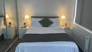 1 Schlafzimmer, Schreibtisch, Bügeleisen/Bügelbrett, Reisekinderbett
