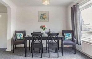 Apartment | Dining - Lovely Apartment 1 King 4 Single Beds (Torquay)