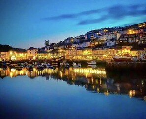 Marina - Lovely Apartment 1 King 4 Single Beds (Torquay)