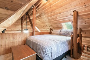 1 bedroom, Internet, bed sheets - Small Timbers-riverfront log home, stunning view (Gold Bar)