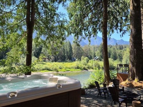 Small Timbers-riverfront log home, stunning view