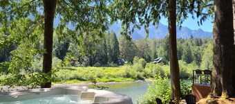 Small Timbers-riverfront log home, stunning view