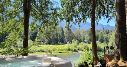Small Timbers-riverfront log home, stunning view