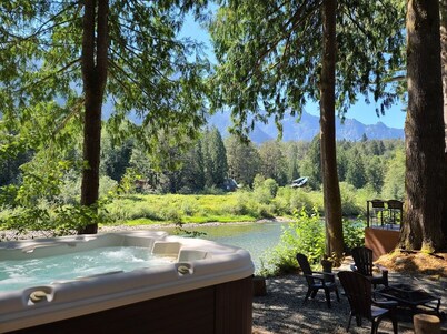 Small Timbers-riverfront log home, stunning view
