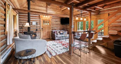 Small Timbers-riverfront log home, stunning view