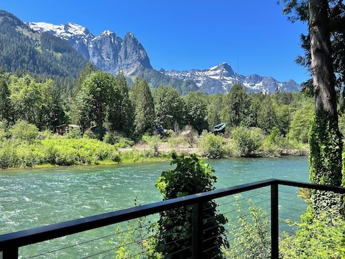 Small Timbers-riverfront log home, stunning view