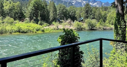 Small Timbers-riverfront log home, stunning view