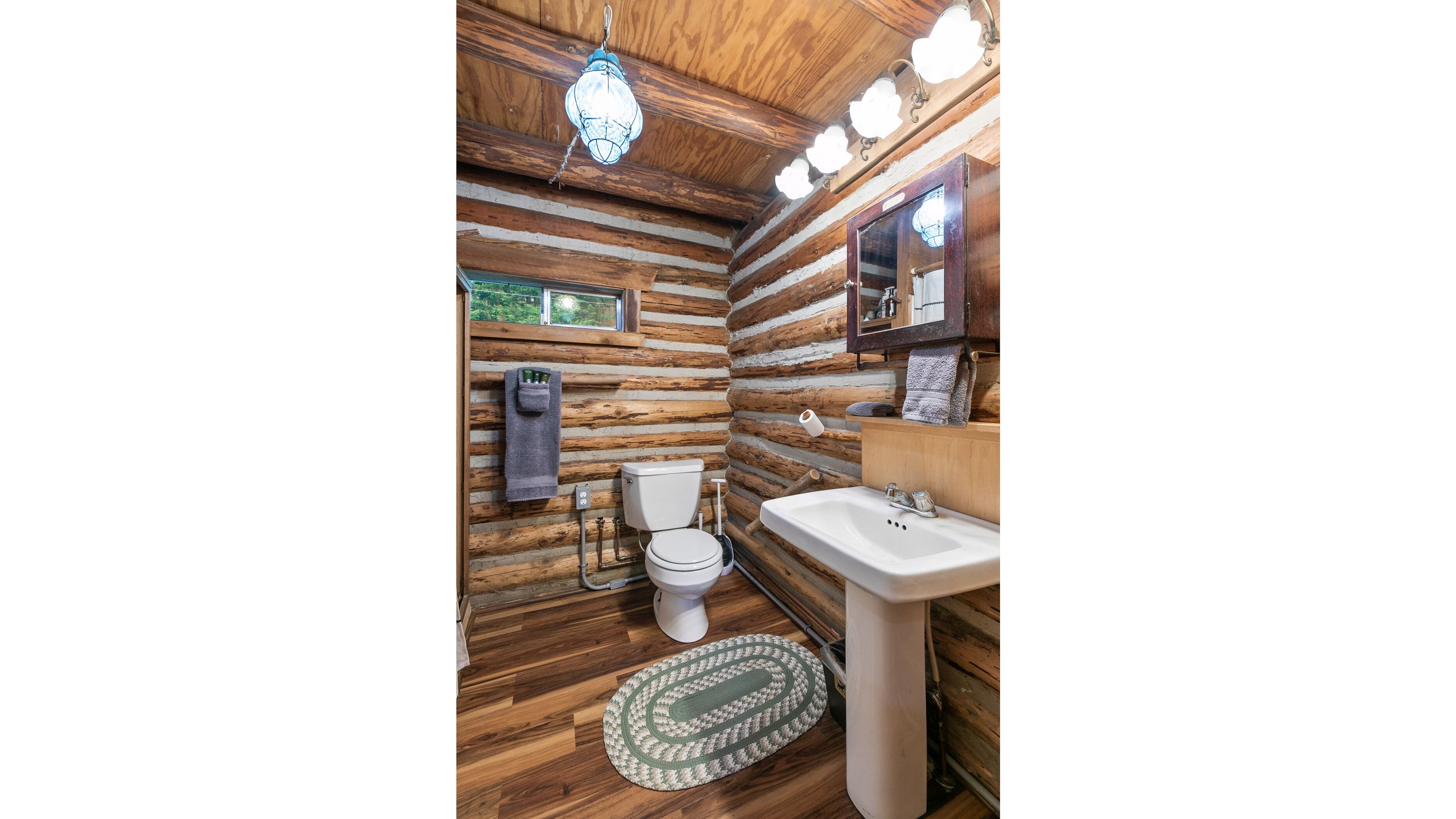 Badkar/dusch, miljövänliga toalettartiklar, hårtork och handdukar