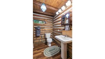 Badkar/dusch, miljövänliga toalettartiklar, hårtork och handdukar