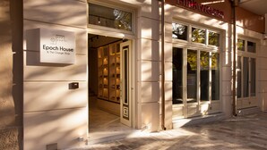 L’entrée d’un immeuble, avec une enseigne indiquant « Epoch House » et « The Orange Shop ».