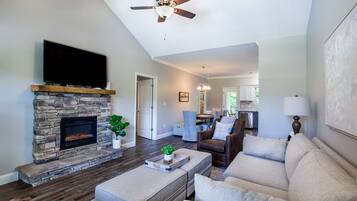 Smart TV, fireplace
