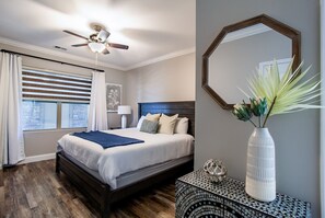 2 makuuhuonetta, työpöytä, silitysrauta/-lauta, ilmainen Wi-Fi