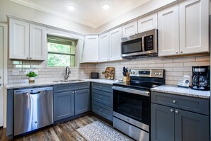 Kjøleskap, mikrobølgeovn, ovn og kokeplater