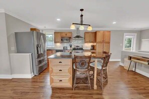 Frigorífic, forn, placa de cuina i cafetera i tetera