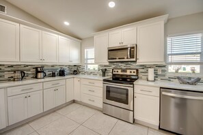 Fridge, microwave, oven, stovetop - Villa Sunset Avenue - pool, pool table, water view, kayaks, modern (Cape Coral)