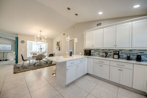 Interior - Villa Sunset Avenue - pool, pool table, water view, kayaks, modern (Cape Coral)