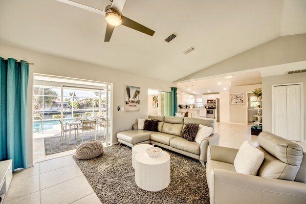 Smart TV, stereo - Villa Sunset Avenue - pool, pool table, water view, kayaks, modern (Cape Coral)