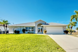 Exterior - Villa Sunset Avenue - pool, pool table, water view, kayaks, modern (Cape Coral)