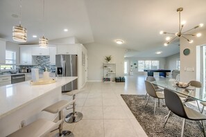 Fridge, microwave, oven, stovetop - Villa Sunset Avenue - pool, pool table, water view, kayaks, modern (Cape Coral)