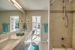 Combined shower/bathtub, hair dryer, towels, soap - Villa Sunset Avenue - pool, pool table, water view, kayaks, modern (Cape Coral)