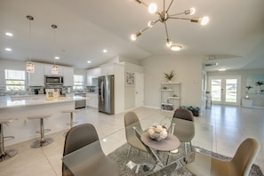 Dining - Villa Sunset Avenue - pool, pool table, water view, kayaks, modern (Cape Coral)