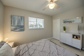 3 bedrooms, iron/ironing board, free WiFi, bed sheets - Villa Sunset Avenue - pool, pool table, water view, kayaks, modern (Cape Coral)