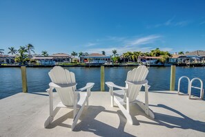 Terrace/patio - Villa Sunset Avenue - pool, pool table, water view, kayaks, modern (Cape Coral)