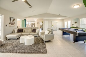 Smart TV, stereo - Villa Sunset Avenue - pool, pool table, water view, kayaks, modern (Cape Coral)