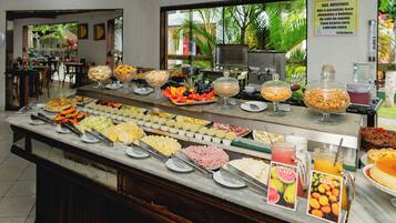 Um buffet com diversas opções de comida e bebida.