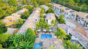 A resort with multiple buildings, a swimming pool, and a view of the ocean. - Arraial do Sol Beach Hotel (Porto Seguro)
