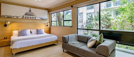 2 slaapkamers, een bureau, een strijkplank/strijkijzer, reisbedje