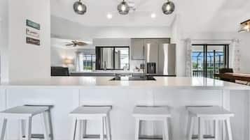 Kylskåp, mikrovågsugn, ugn och spishäll